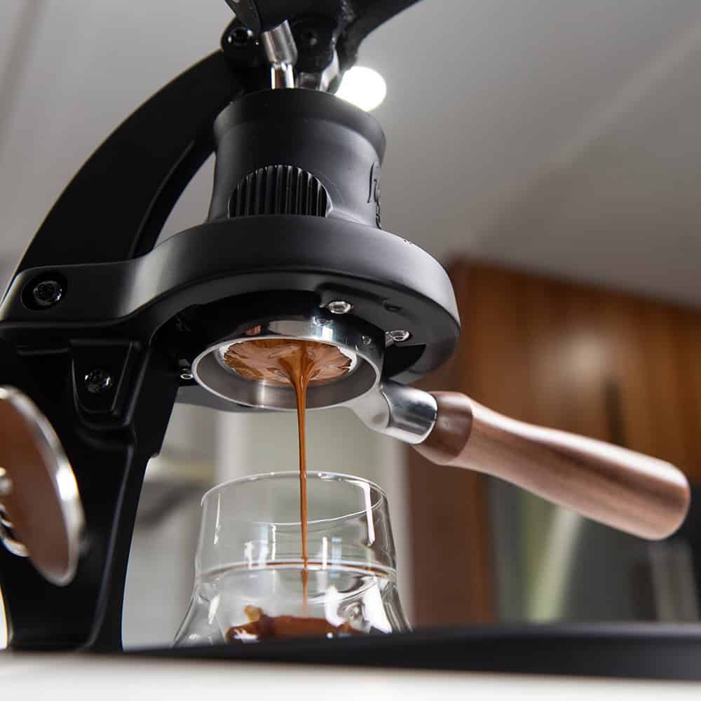 Flair 58 Plus 2 tijdens het zetten van espresso in een glas